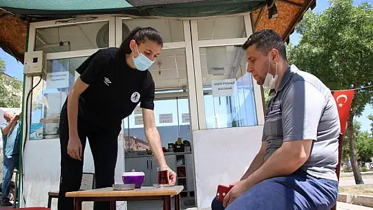Süper Lig'de mücadele etmişlerdi, çay bahçesinde çalışarak kulübe destek olmaya başladı