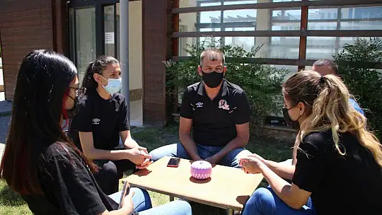 Süper Lig'de mücadele etmişlerdi, çay bahçesinde çalışarak kulübe destek olmaya başladı