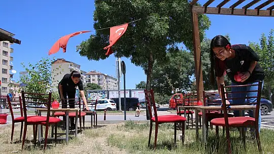 Süper Lig'de mücadele etmişlerdi, çay bahçesinde çalışarak kulübe destek olmaya başladı