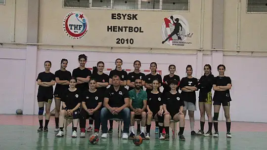Süper Lig'de mücadele etmişlerdi, çay bahçesinde çalışarak kulübe destek olmaya başladı