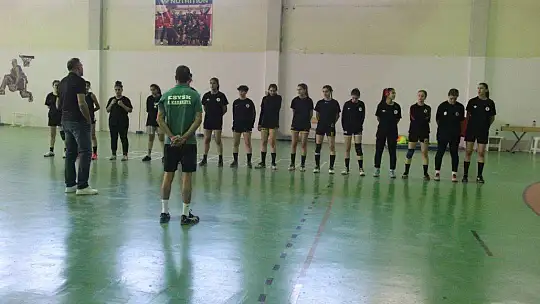Süper Lig'de mücadele etmişlerdi, çay bahçesinde çalışarak kulübe destek olmaya başladı