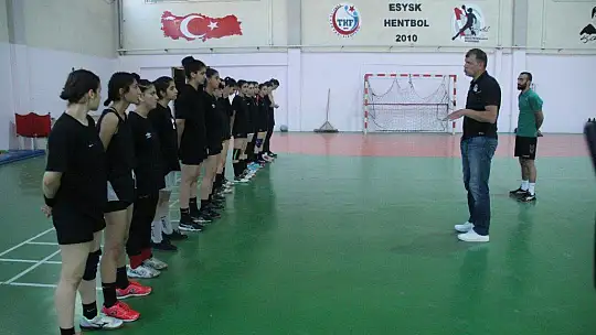 Süper Lig'de mücadele etmişlerdi, çay bahçesinde çalışarak kulübe destek olmaya başladı