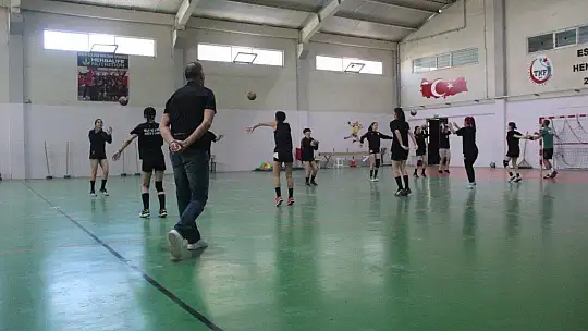 Süper Lig'de mücadele etmişlerdi, çay bahçesinde çalışarak kulübe destek olmaya başladı