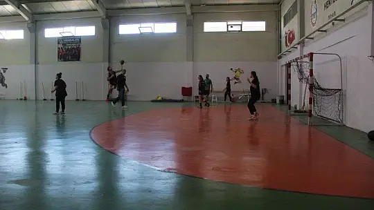 Süper Lig'de mücadele etmişlerdi, çay bahçesinde çalışarak kulübe destek olmaya başladı