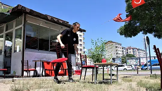 Süper Lig'de mücadele etmişlerdi, çay bahçesinde çalışarak kulübe destek olmaya başladı