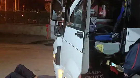 Sürücü fark etti, aracın motor kısmında mahsur kalan kedi kurtarıldı