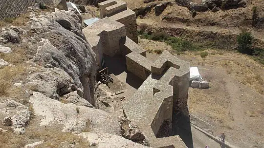 Tarihi Harput Kalesi turistlerin gözde mekanı haline geldi