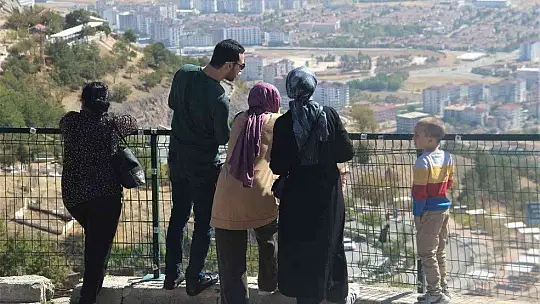 Tarihi Harput Kalesi turistlerin gözde mekanı haline geldi