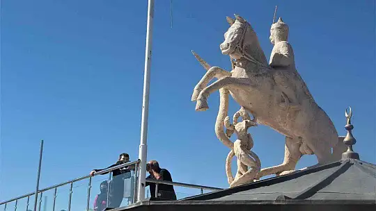 Tarihi Harput Kalesi turistlerin gözde mekanı haline geldi