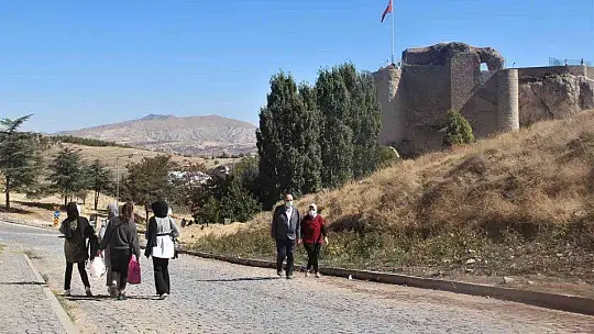 Tarihi Harput Kalesi turistlerin gözde mekanı haline geldi