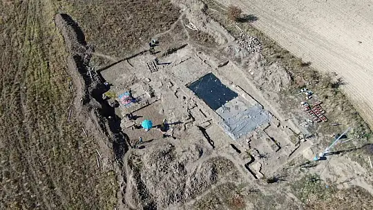 Tarlada 84 metrekarelik alanda keşif: Önce Roma dönemine ait mozaik, ardından duvarlar ortaya çıktı