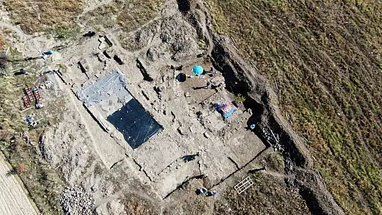 Tarlada 84 metrekarelik alanda keşif: Önce Roma dönemine ait mozaik, ardından duvarlar ortaya çıktı