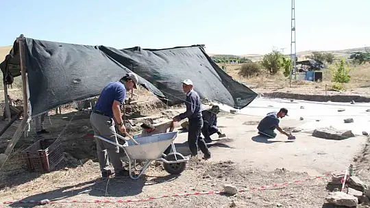 Tarlada çiftçinin bulduğu tarihi taban mozaikler gün yüzüne çıkarılıyor