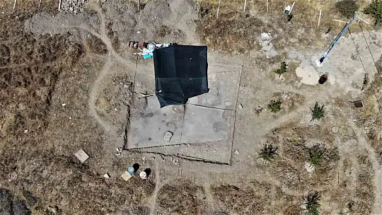 Tarlada çiftçinin bulduğu tarihi taban mozaikler gün yüzüne çıkarılıyor