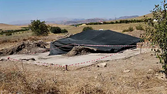 Tarlada çiftçinin bulduğu tarihi taban mozaikler gün yüzüne çıkarılıyor