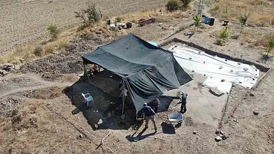Tarlada çiftçinin bulduğu tarihi taban mozaikler gün yüzüne çıkarılıyor