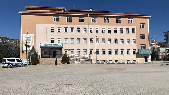 Tartıştığı arkadaşını okul içerisinde meyve bıçağı ile yaraladı