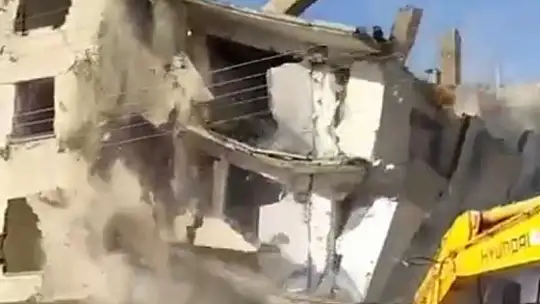 Tek dokunuş yetti: Elazığ'da ağır hasarlı bina yerle bir oldu