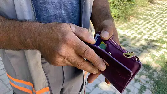 Temizlik personeli para dolu cüzdanı polise teslim etti
