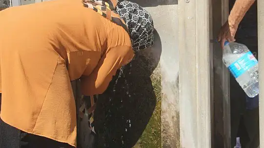 Termometrelerin 40 dereceyi gösterdiği Elazığ'da vatandaşlar gölgeliklere koştu