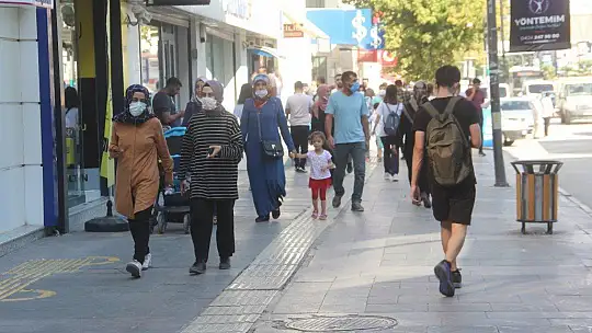 Termometrelerin 40 dereceyi gösterdiği Elazığ'da vatandaşlar gölgeliklere koştu