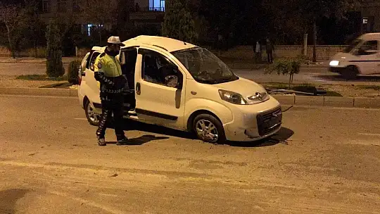 Ticari araç karşı şeride geçti otomobile çarptı: 4 yaralı