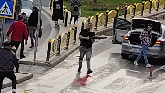Trafikte tartışan sürücü, aracının bagajından pompalı tüfek çıkardı