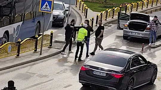 Trafikte tartışan sürücü, aracının bagajından pompalı tüfek çıkardı