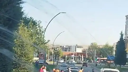 Trafikte tekmeli yumruklu kavga kamerada