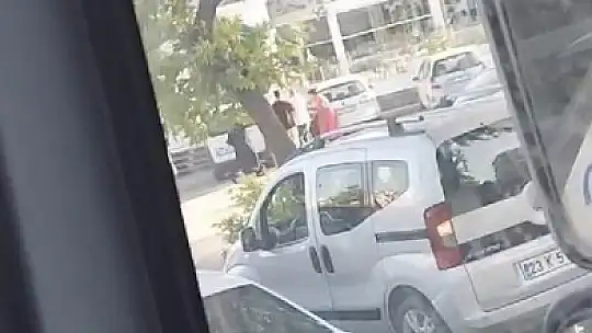 Trafikte tekmeli yumruklu kavga kamerada