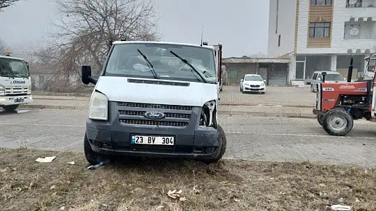 Transit ile pikap çarpıştı: 6 yaralı