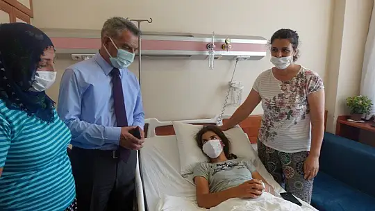 Tunceli Valisi Özkan, trafik kazasında yaralanan milli sporcu Dinler'i ziyaret etti