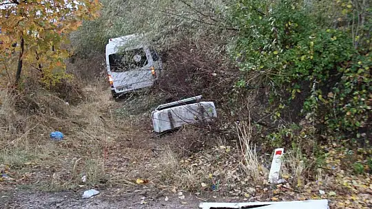 Tur minibüsü şarampole uçtu: 20 yaralı