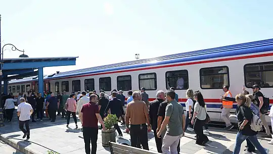 Turistik Tatvan treni Elazığ'da