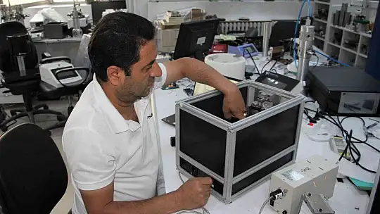 Türk profesörden önemli çalışma: Işık dalga boyu analizörü cihazı üretti
