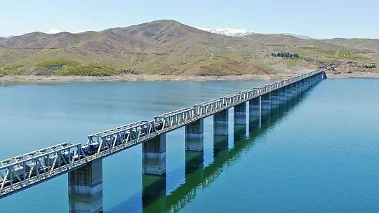 Türkiye'nin en uzun demir yolu köprüsü Elazığ'da