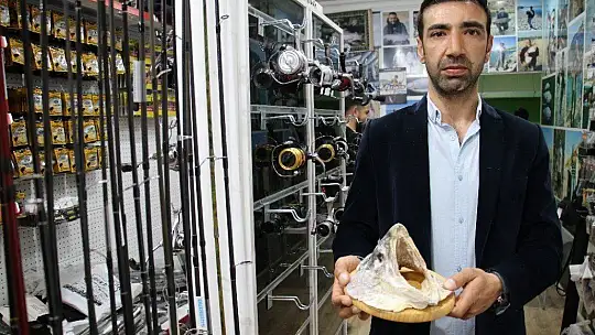 Türkiye ve Avrupa'nın en büyük alabalığı Elazığ'da olta ile yakalandı, tam 115 santim