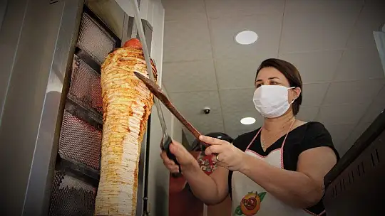 Türkmen gelin, Elazığ'da döner kesip köfte yapıyor