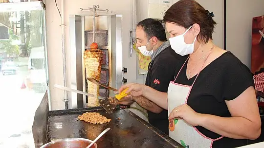 Türkmen gelin, Elazığ'da döner kesip köfte yapıyor