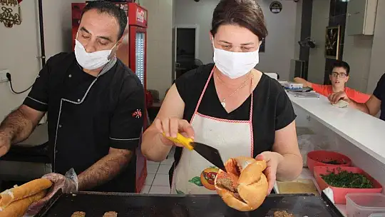 Türkmen gelin, Elazığ'da döner kesip köfte yapıyor