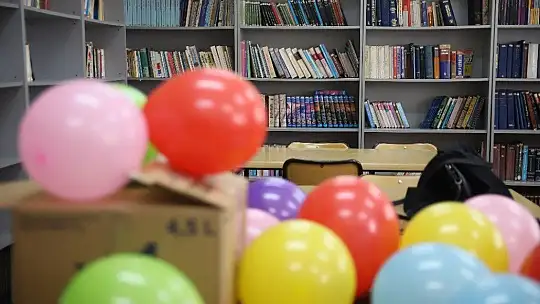 Üç makineye bağlı tek parmağı ile 3 kitap çıkaran Nurçin adına kütüphane açıldı