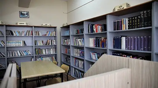 Üç makineye bağlı tek parmağı ile 3 kitap çıkaran Nurçin adına kütüphane açıldı