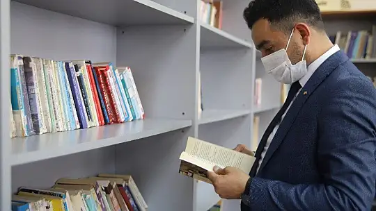 Üç makineye bağlı tek parmağı ile 3 kitap çıkaran Nurçin adına kütüphane açıldı