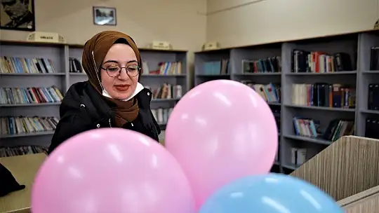 Üç makineye bağlı tek parmağı ile 3 kitap çıkaran Nurçin adına kütüphane açıldı