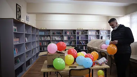 Üç makineye bağlı tek parmağı ile 3 kitap çıkaran Nurçin adına kütüphane açıldı