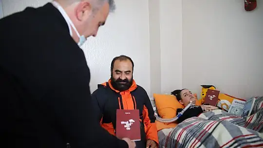 Üç makineye bağlı tek parmağı ile 3 kitap çıkaran Nurçin adına kütüphane açıldı