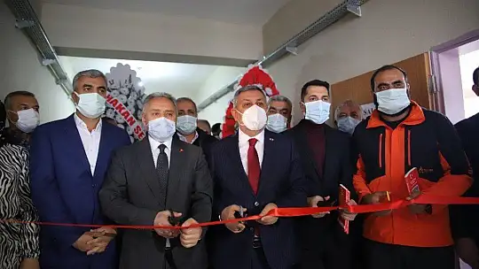 Üç makineye bağlı tek parmağı ile 3 kitap çıkaran Nurçin adına kütüphane açıldı
