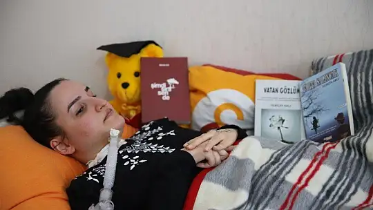 Üç makineye bağlı tek parmağı ile 3 kitap çıkaran Nurçin adına kütüphane açıldı