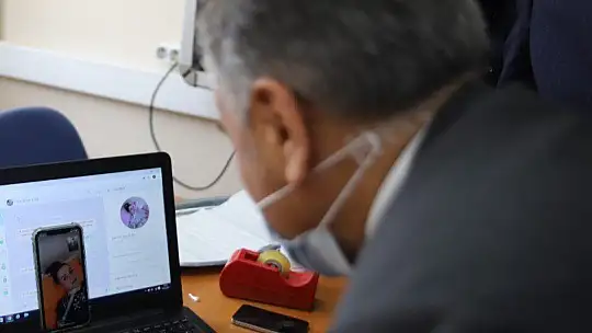 Üç makineye bağlı tek parmağı ile 3 kitap çıkaran Nurçin adına kütüphane açıldı
