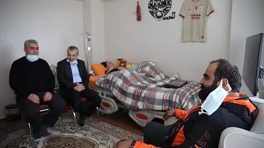 Üç makineye bağlı tek parmağı ile 3 kitap çıkaran Nurçin adına kütüphane açıldı